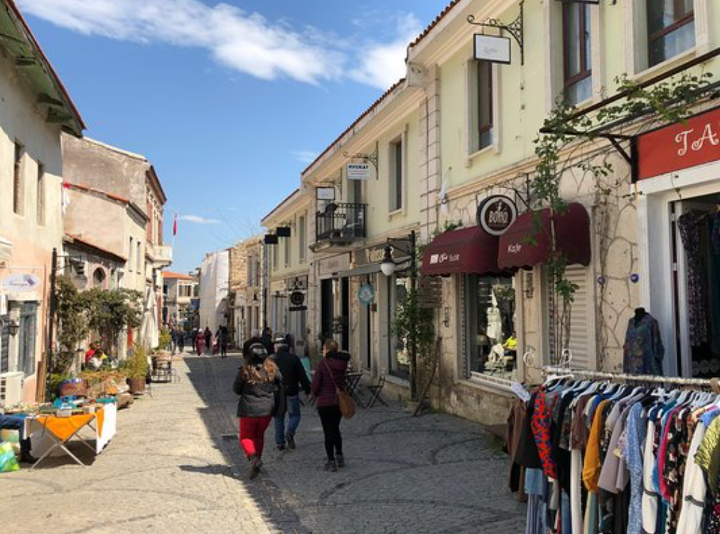 Urla’nın Kalbinde Bir Gün: Atrium Suites’ten Başlayan Yürüyüş Rotası
